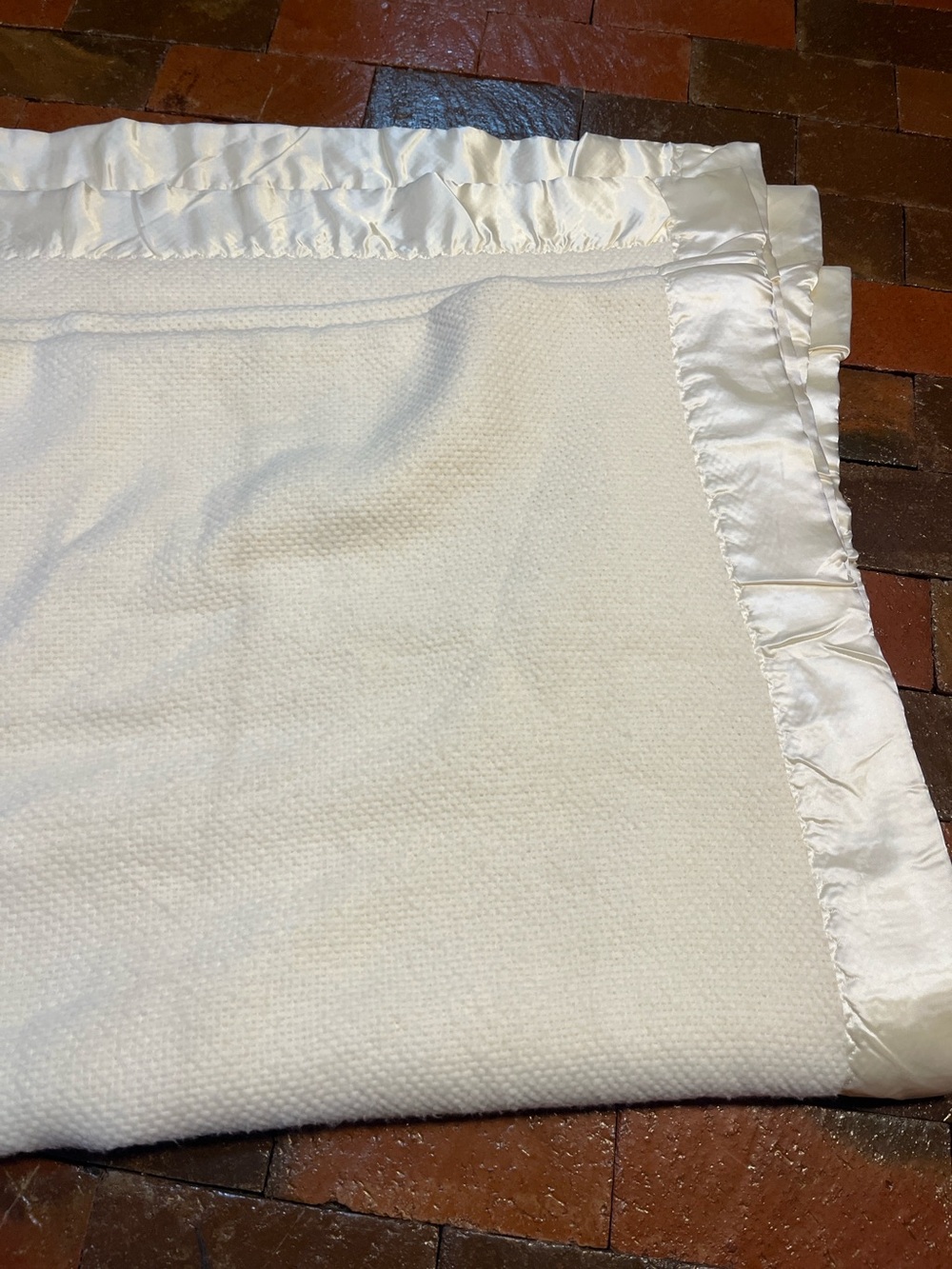 King size 105” X 97” buttery soft blanket with satin look edging 3379